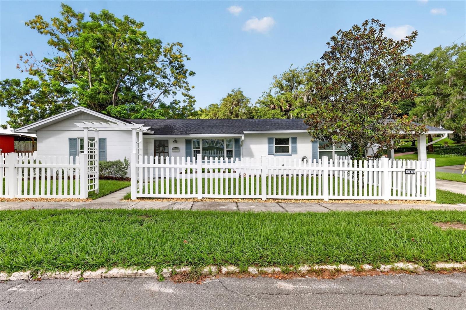 Photo of 111 S CLAYTON STREET MOUNT DORA FL 32757