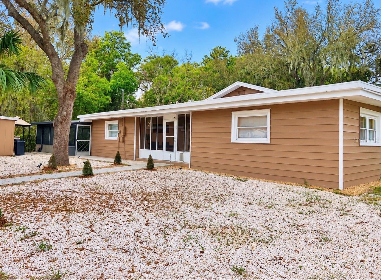 Photo of 896 CR 485A LAKE PANASOFFKEE FL 33538