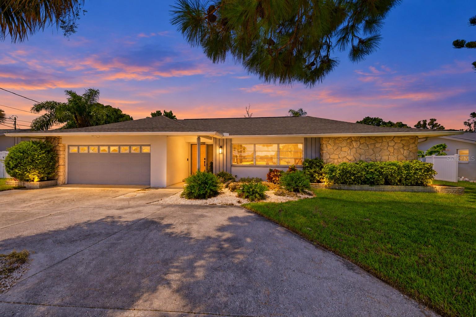 Photo of 9542 OAKHURST ROAD SEMINOLE FL 33776