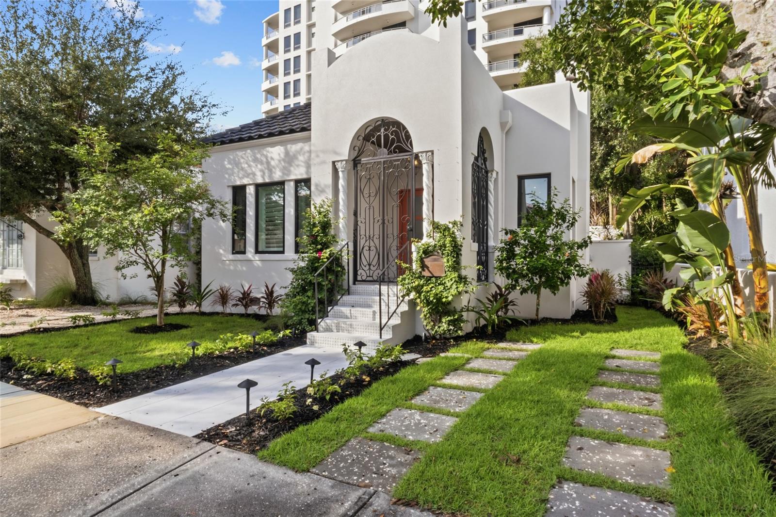 Photo of 410 BURNS COURT SARASOTA FL 34236