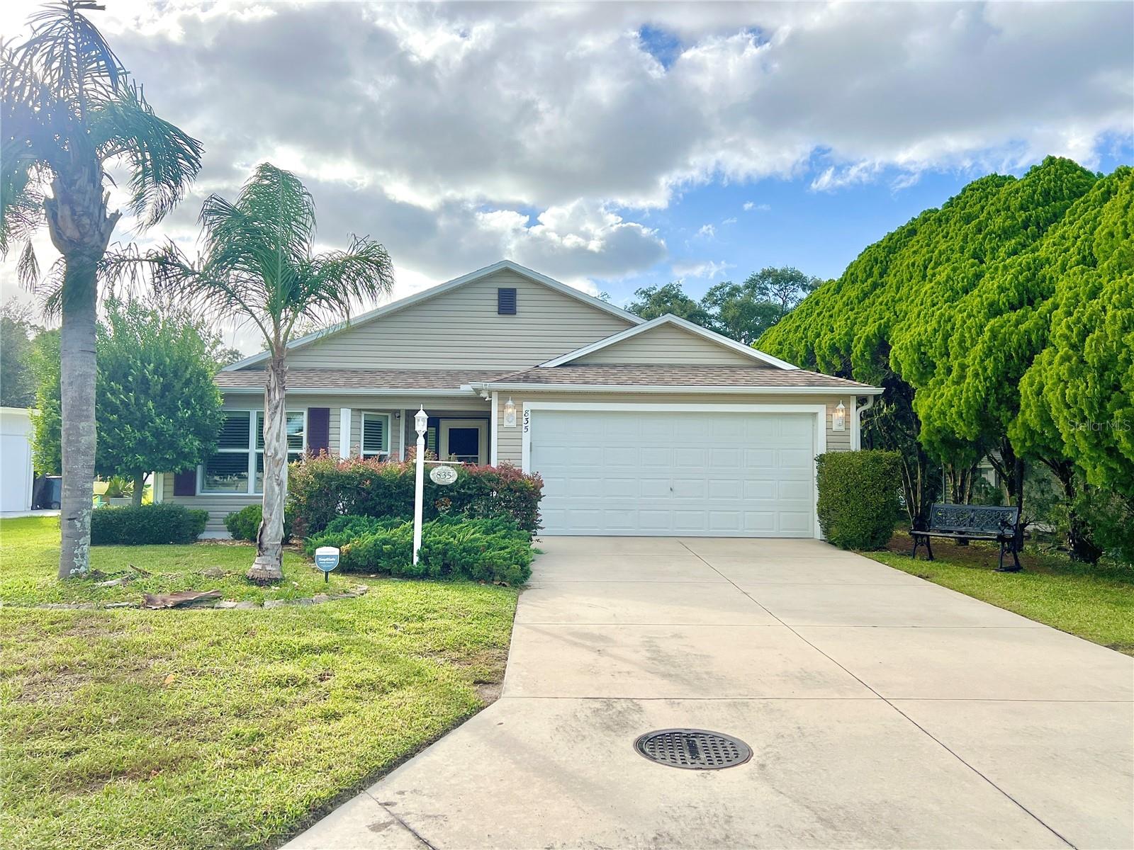 Photo of 835 SILVER OAK AVENUE LADY LAKE FL 32159
