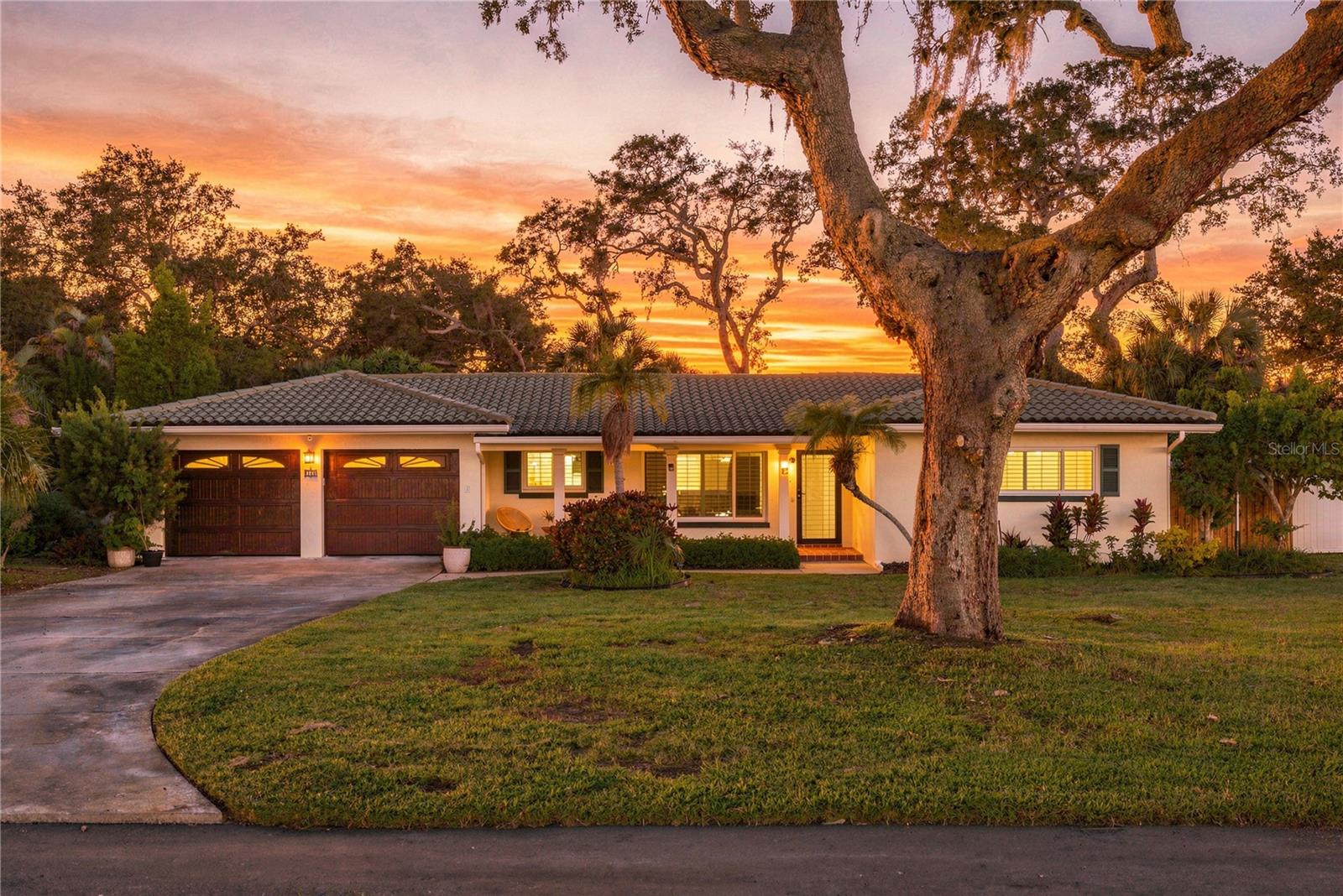 Photo of 308 CRESTWOOD LANE LARGO FL 33770
