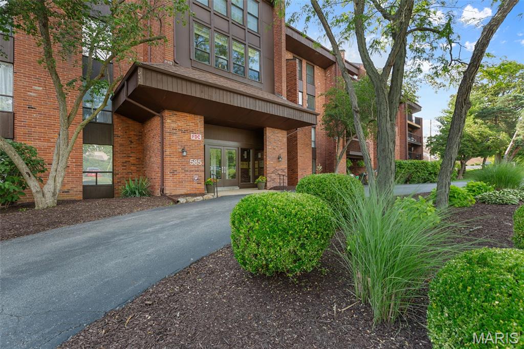 Photo of 585 Coeur De Royale Drive #301 Creve Coeur MO 63141