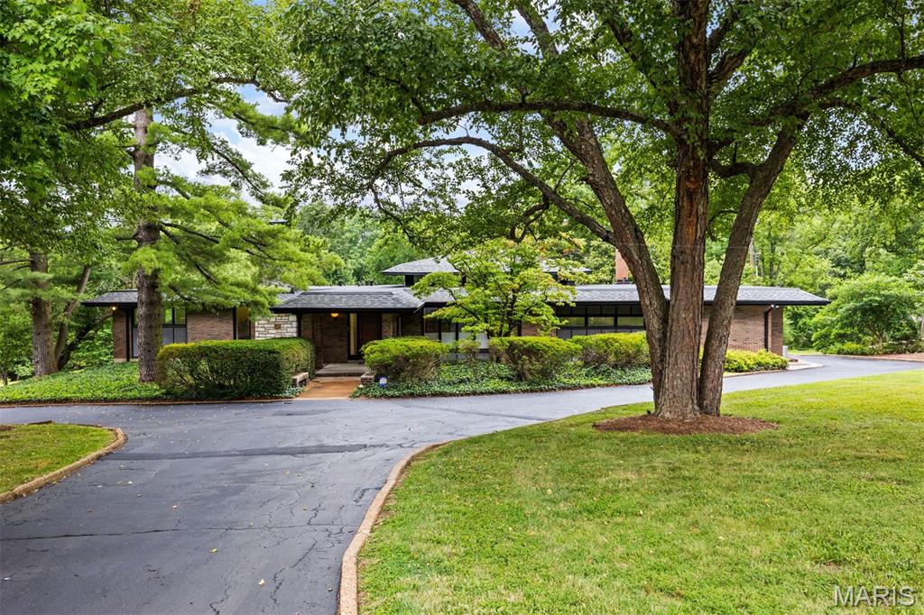 Photo of 18 Spoede Lane Creve Coeur MO 63141