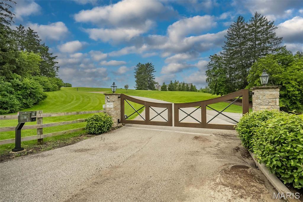 Photo of 9 Bridle Ridge Lane St Louis MO 63131