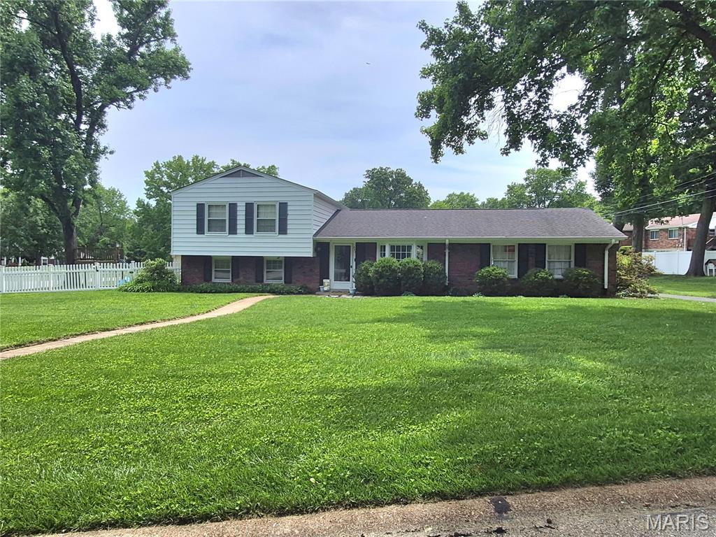 Photo of 952 Bridgeport Drive Ballwin MO 63011