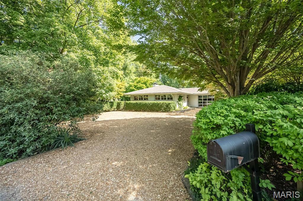 Photo of 33 Narragansett Drive Ladue MO 63124