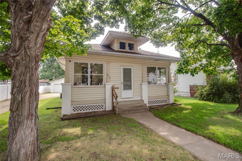 Photo of 215 10th Street Wood River IL 62095