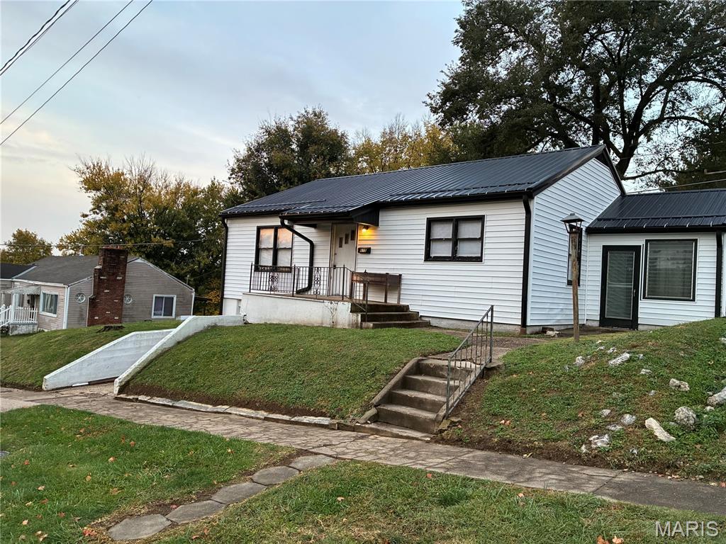 Photo of 615 N Hawkins Avenue Hannibal MO 63401
