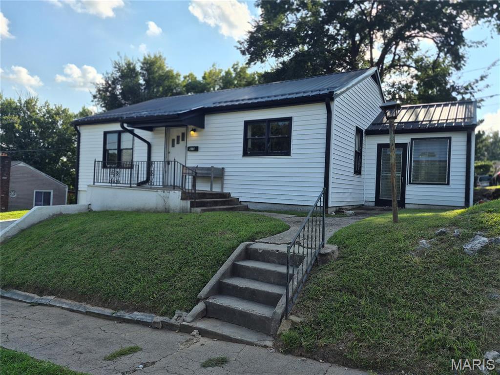 Photo of 615 N Hawkins Avenue Hannibal MO 63401