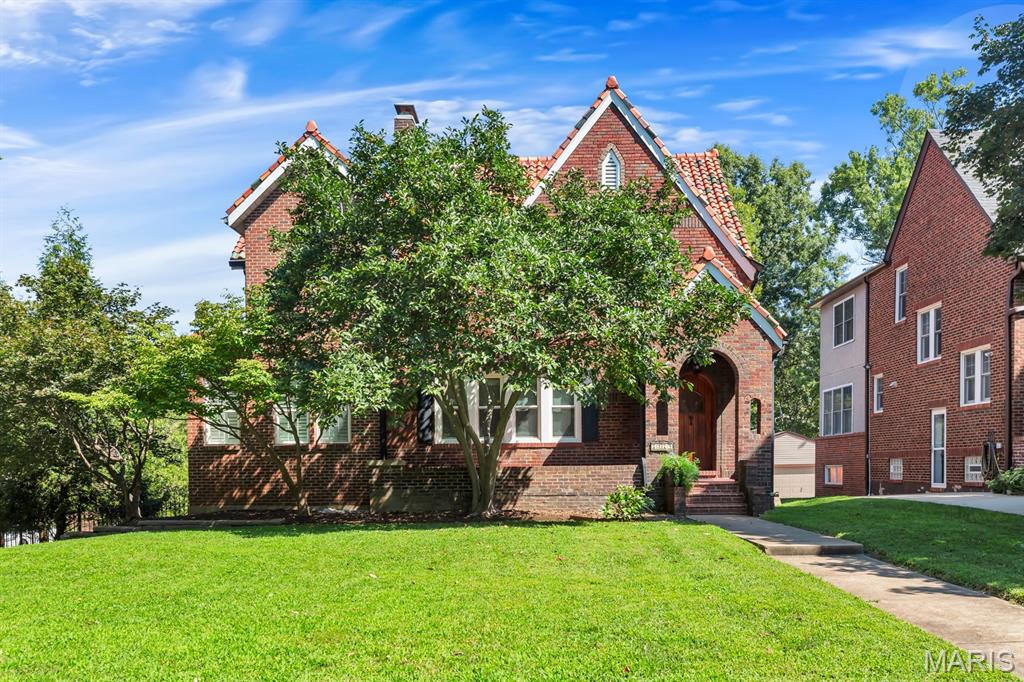 Photo of 7279 Forsyth Boulevard University City MO 63105
