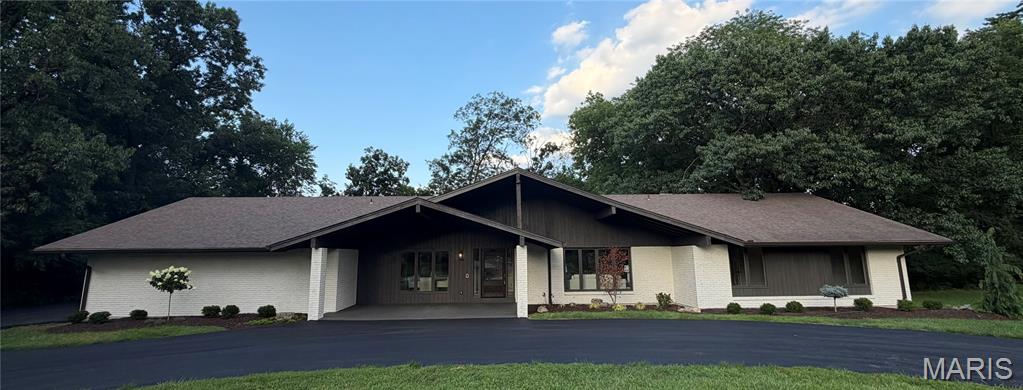 Photo of 15 Meadowbrook Country Club Estate Ballwin MO 63011