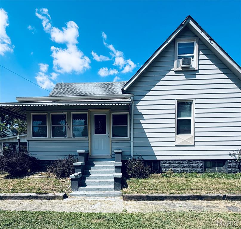 Photo of 407 NW 6th St Fairfield IL 62837