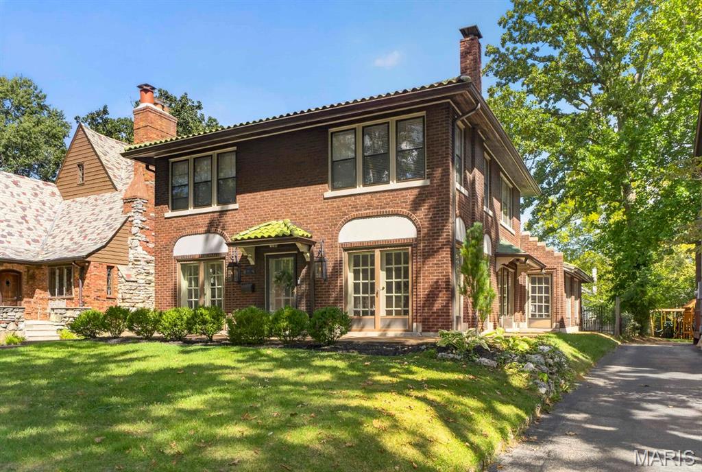 Photo of 7035 Forsyth Boulevard University City MO 63105