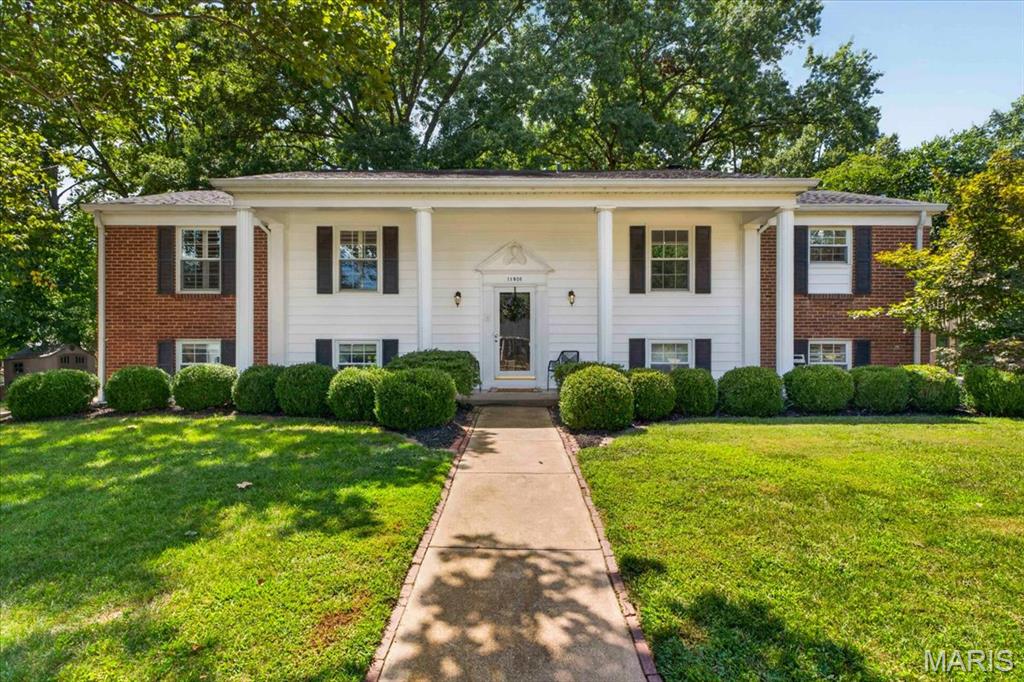 Photo of 11826 Point Oak Drive Des Peres MO 63131