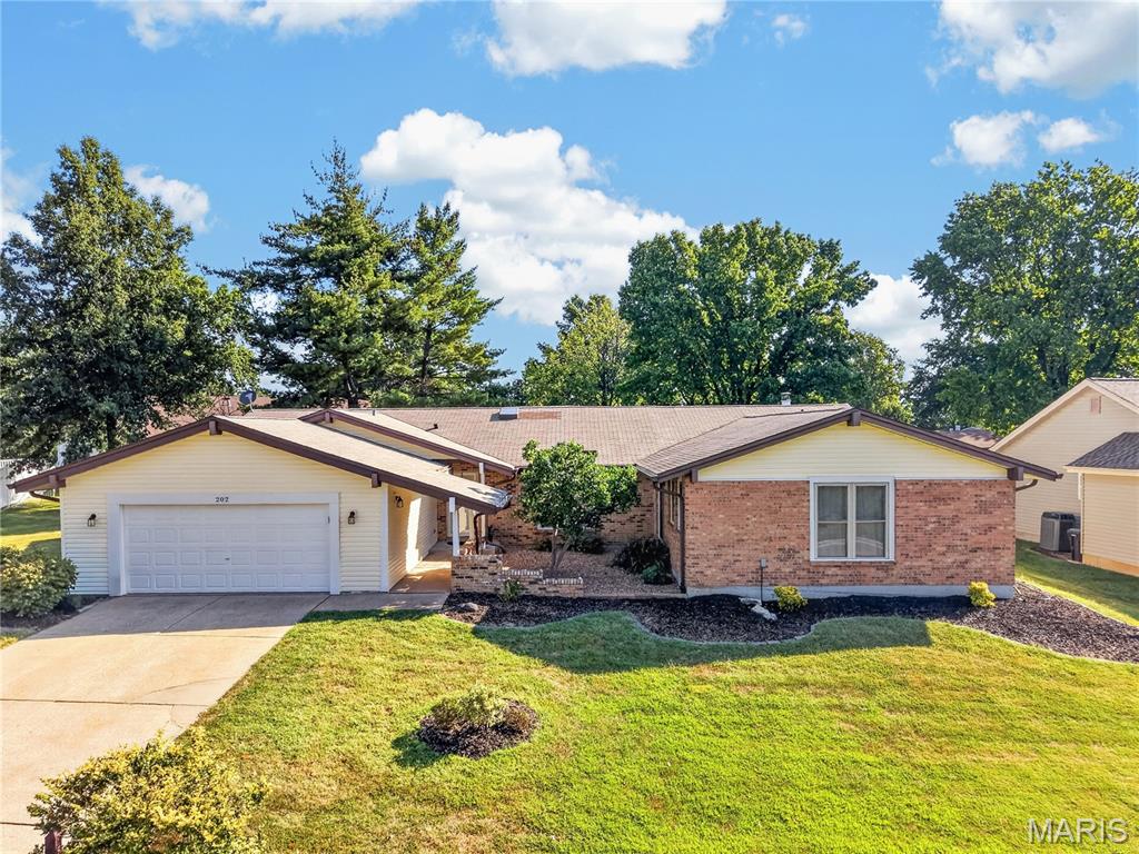 Photo of 202 Rue Grand Drive Lake St Louis MO 63367