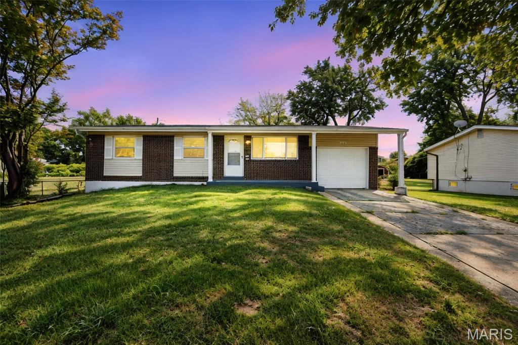 Photo of 150 N Saint Charles Street Florissant MO 63031