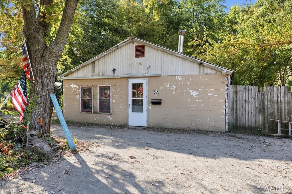Photo of 841 W Maple Flora IL 62839