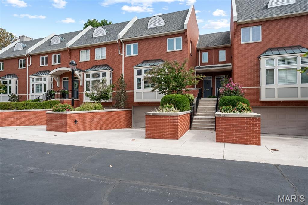 Photo of 8 West Pine Court St Louis MO 63108