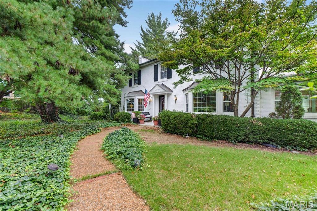 Photo of 10099 Litzsinger Road Ladue MO 63124