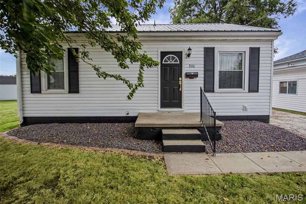 Photo of 906 W Exchange Street Jerseyville IL 62052