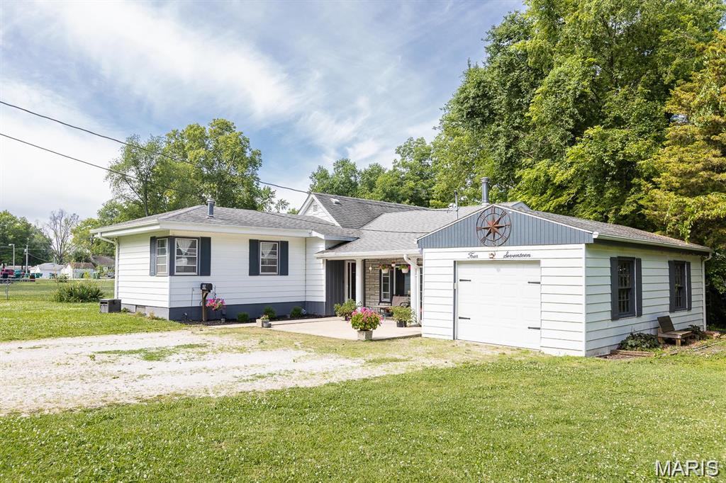 Photo of 417 N JOHN Street Mascoutah IL 62258