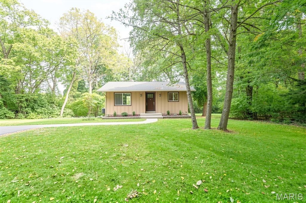 Photo of 2 Country Hill Lane Belleville IL 62221