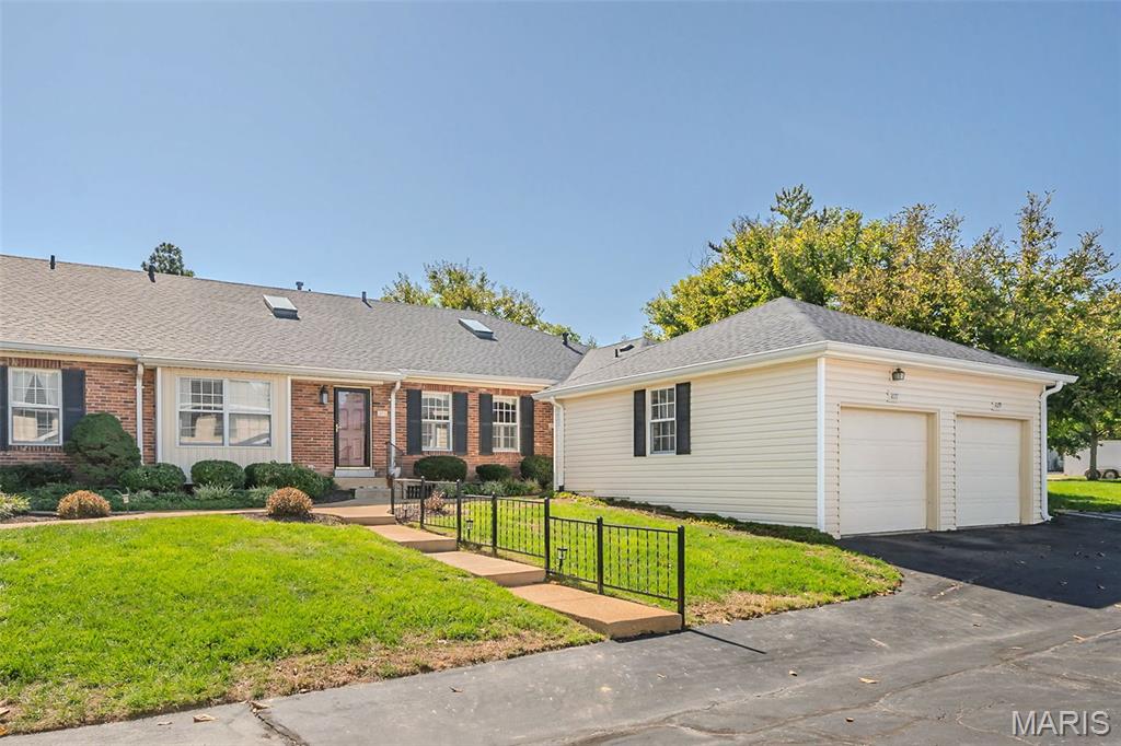 Photo of 1077 Brooksgate Manor Drive St Louis MO 63122