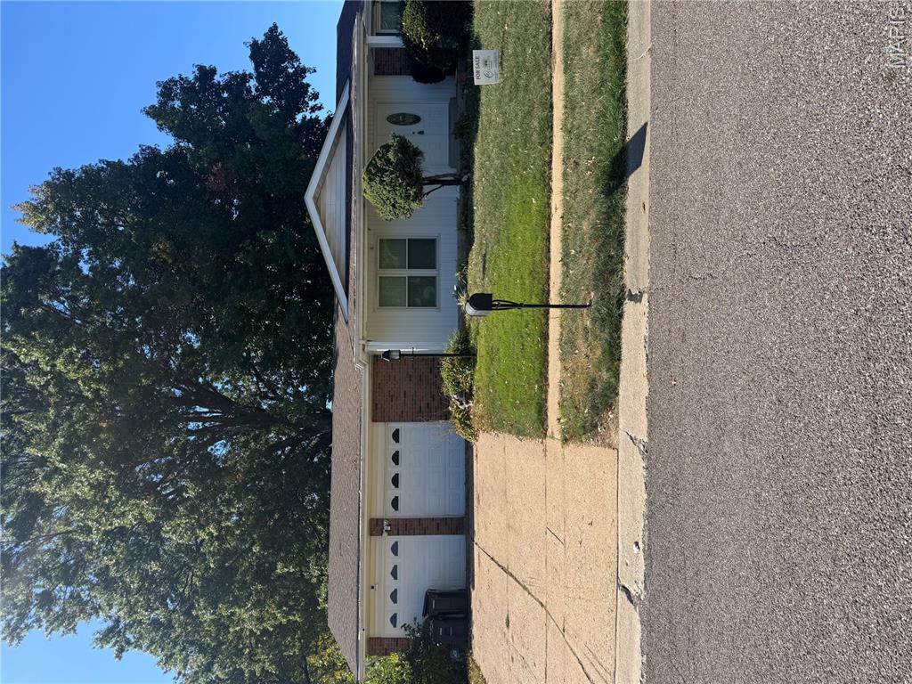 Photo of 11965 Kingshead Drive Florissant MO 63033