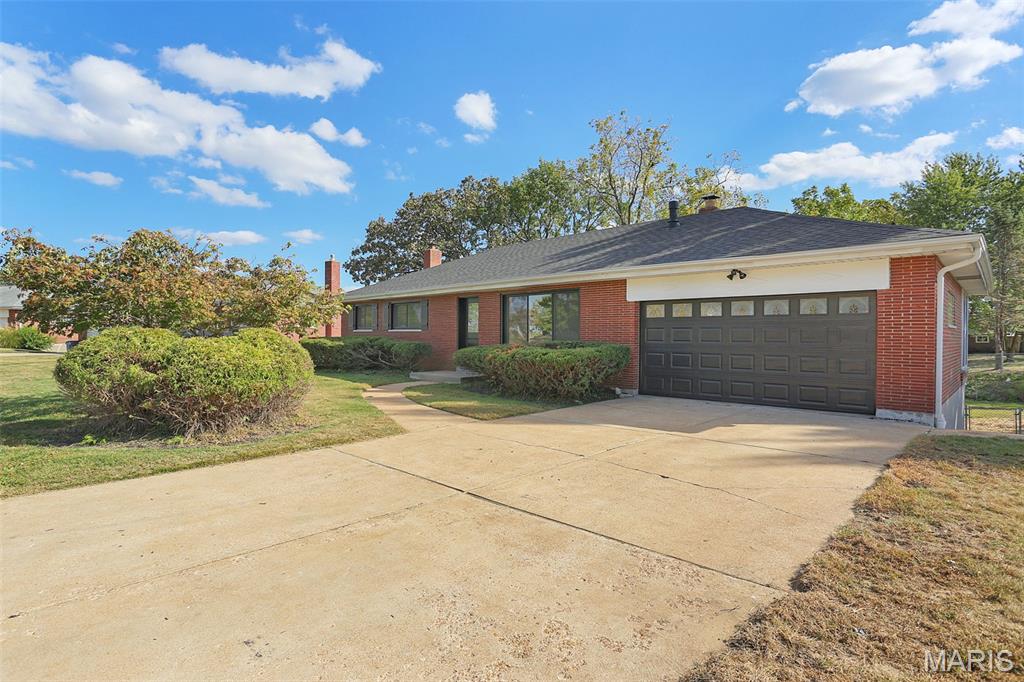 Photo of 11820 Parklind Drive St Louis MO 63127