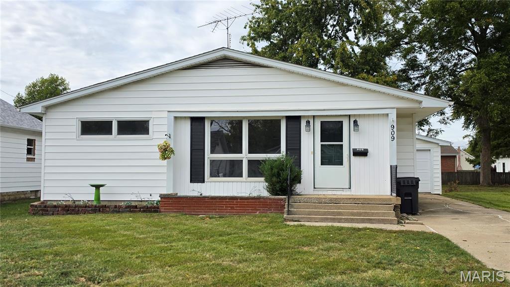 Photo of 909 N Franklin Street Litchfield IL 62056