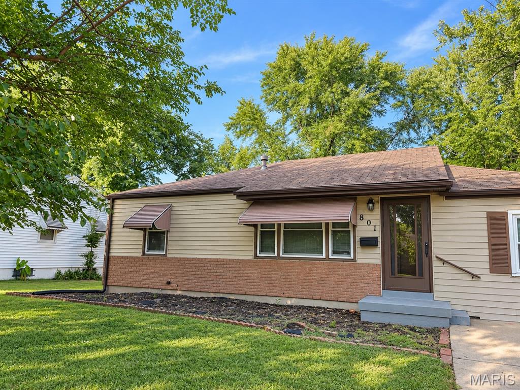 Photo of 801 Loekes Drive Florissant MO 63031