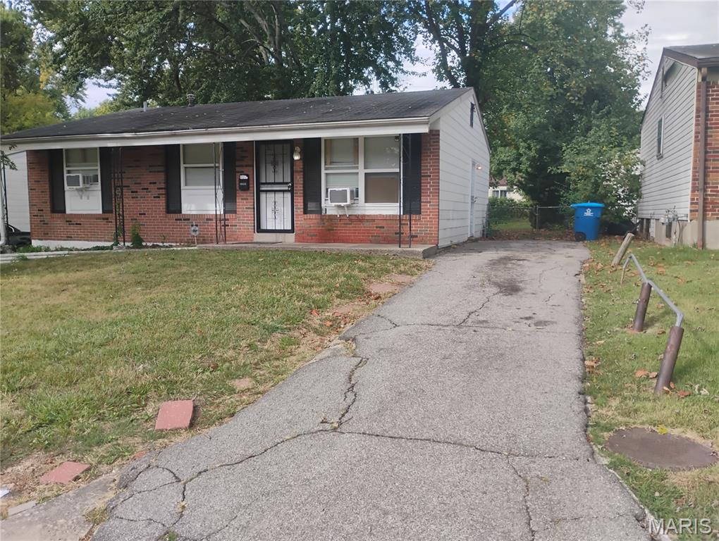 Photo of 10435 Castle Drive St Louis MO 63136