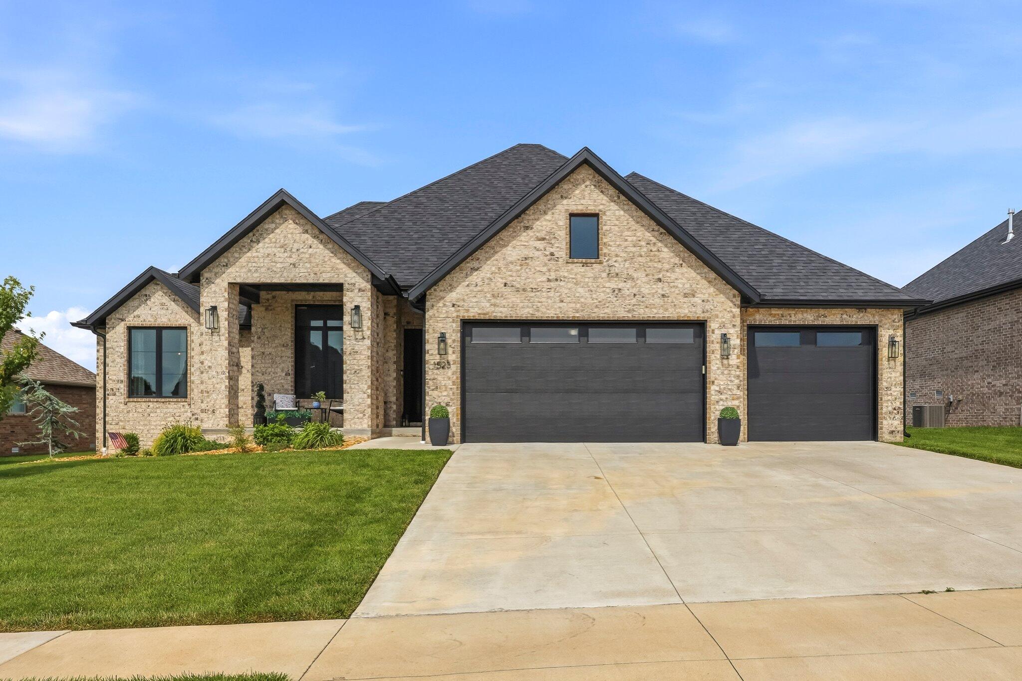 Photo of 1523 N Meadowood Avenue Springfield MO 65802