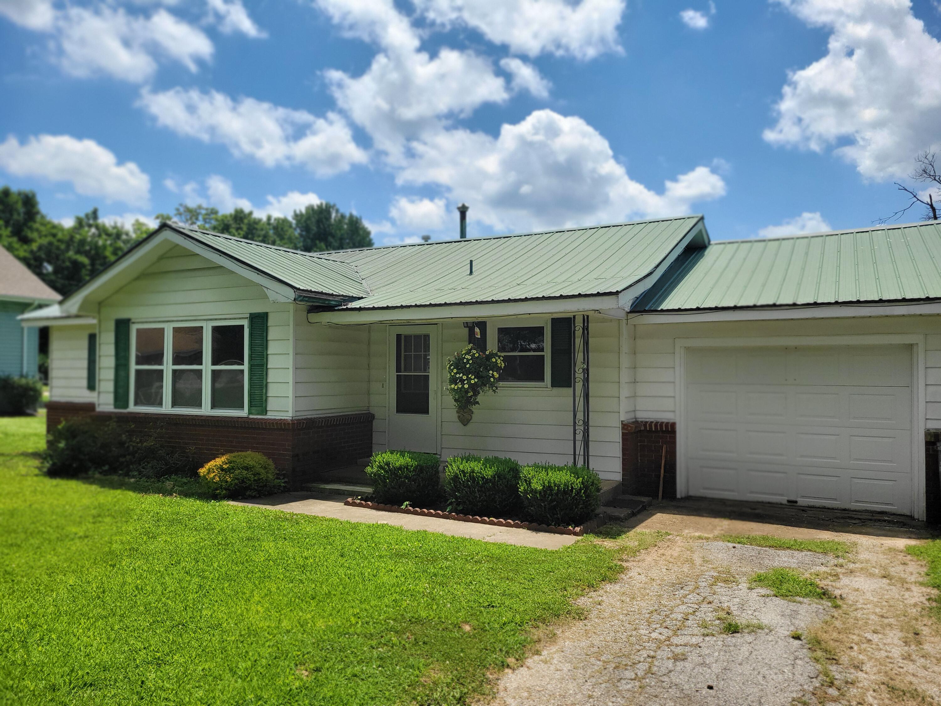 Photo of 204 W Oak Street Stockton MO 65785