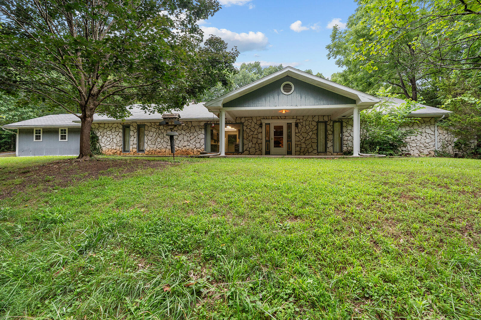 Photo of 612 Stoneshire Drive Highlandville MO 65669