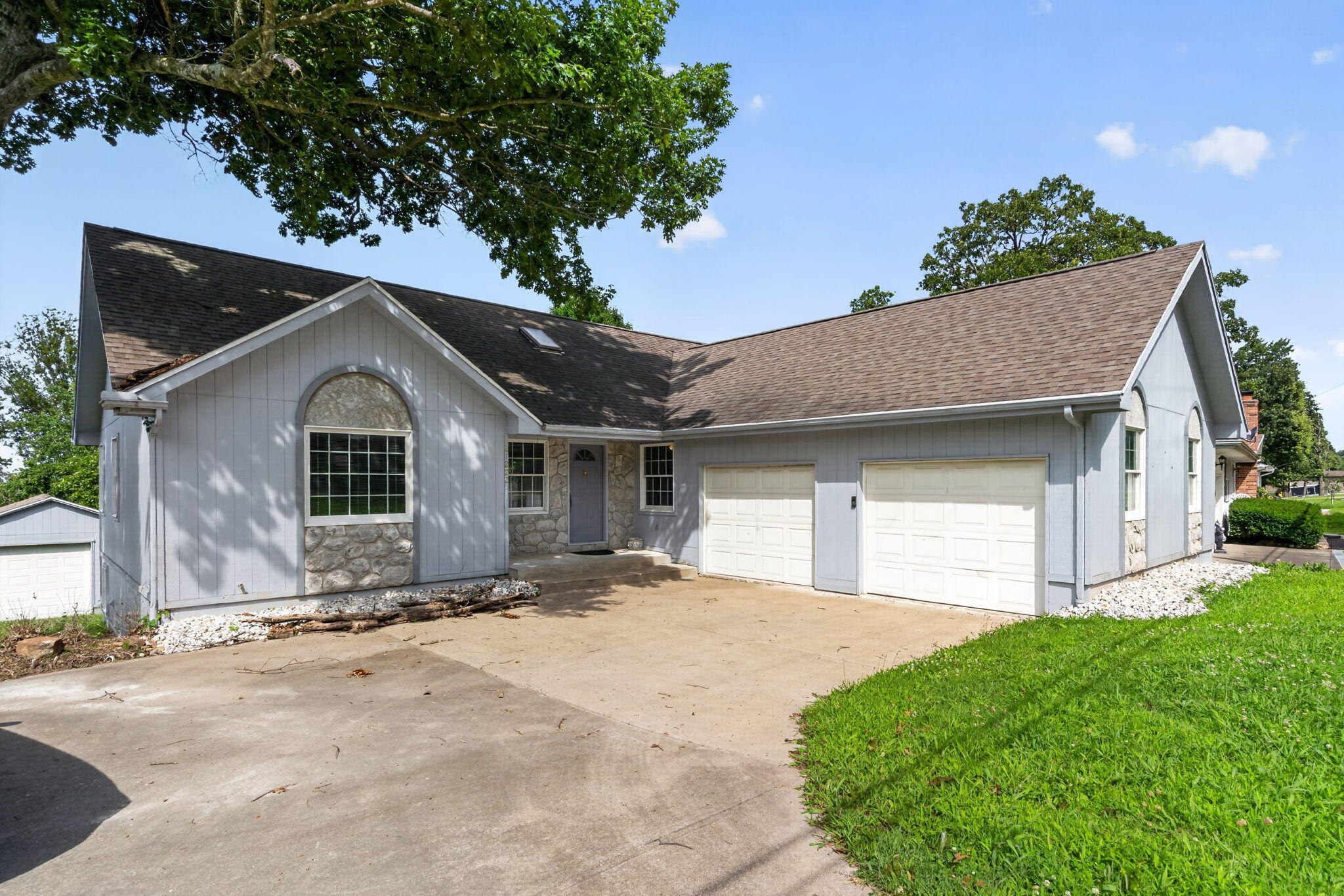 Photo of 21222 County Road 295 Hermitage MO 65668