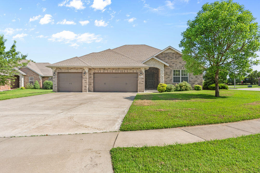 Photo of 1935 N Pavilion Place Strafford MO 65757