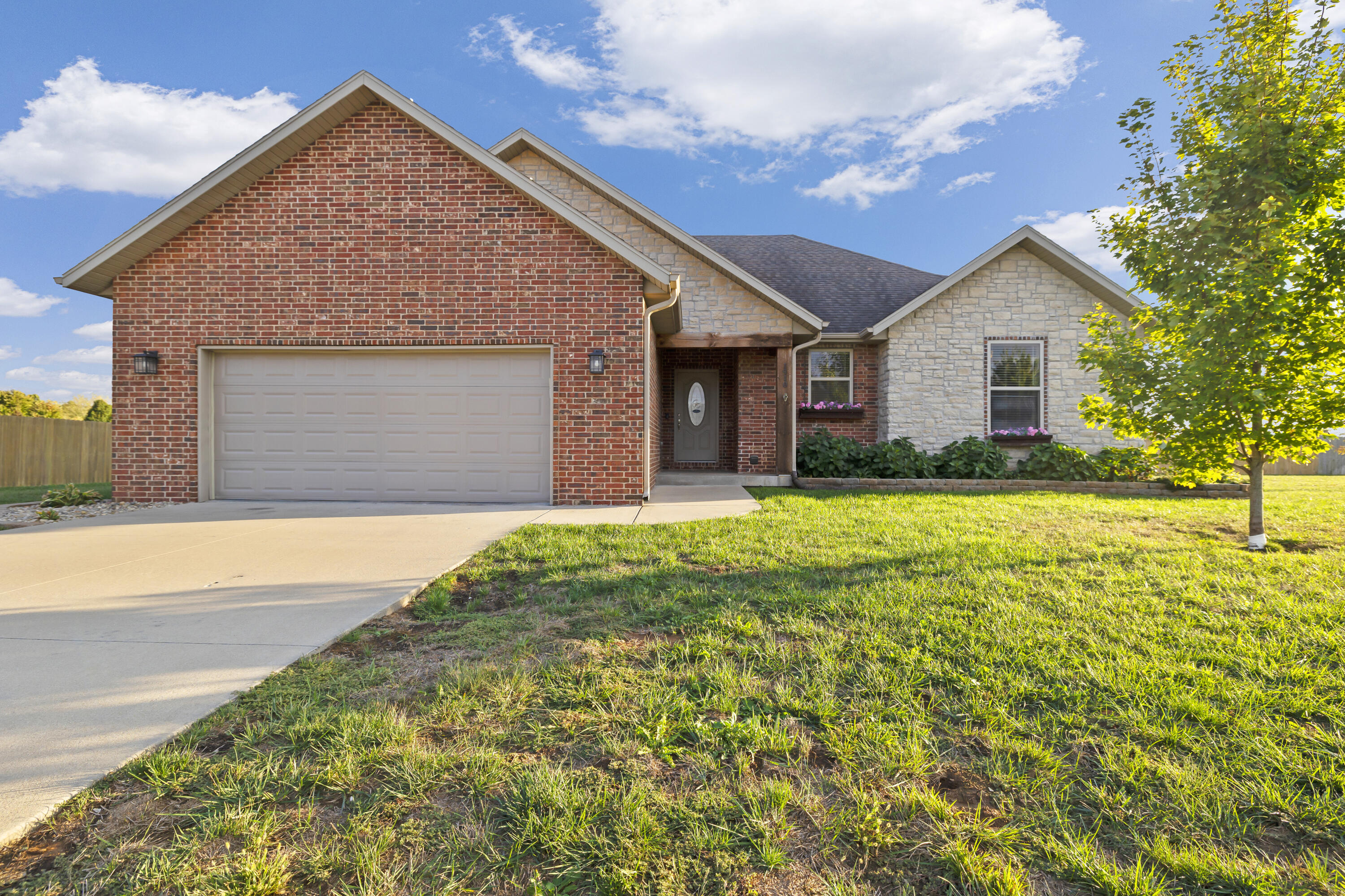 Photo of 1910 E Whetstone Drive Ozark MO 65721