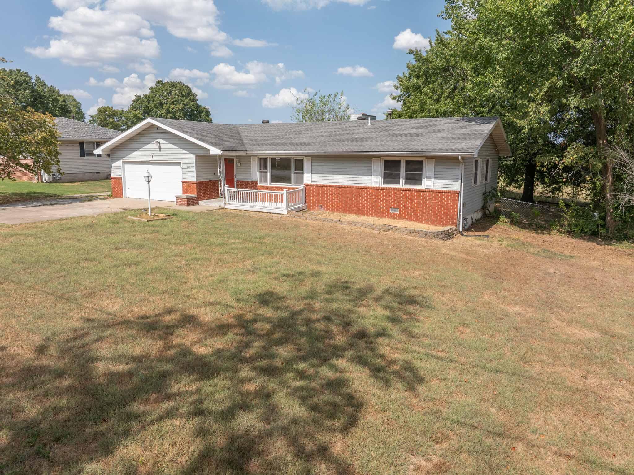 Photo of 906 E Prairie Lane Ash Grove MO 65604