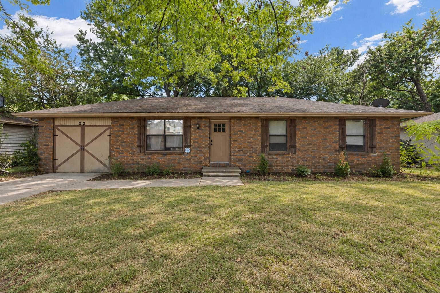 Photo of 212 E Deanna Lane Nixa MO 65714