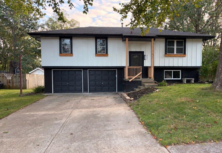 Photo of 316 SW Killarney Lane Blue Springs MO 64015