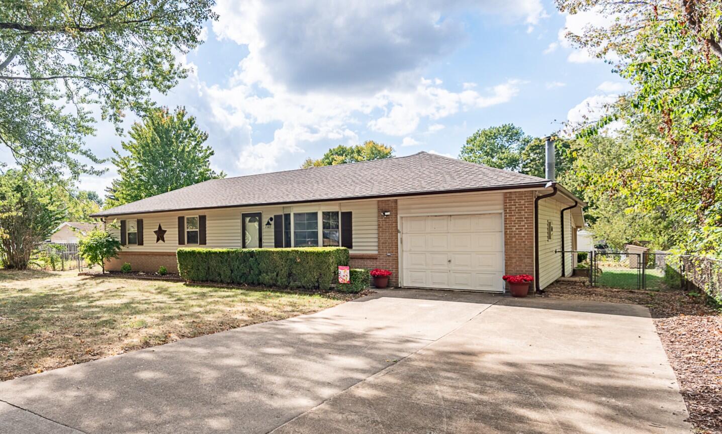 Photo of 703 N Aspen Court Nixa MO 65714