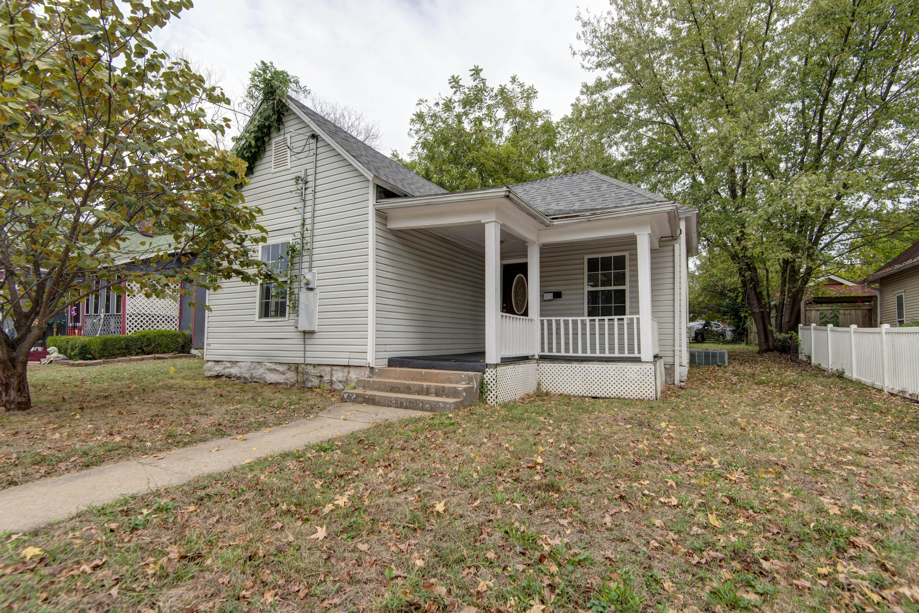 Photo of 2216 N Taylor Avenue Springfield MO 65803