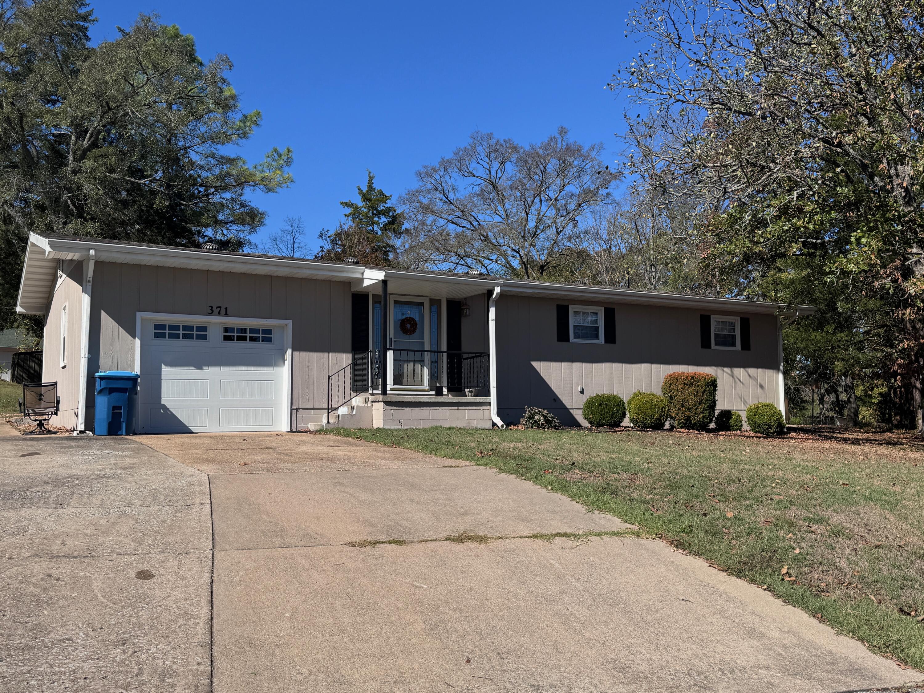 Photo of 371 Greenbrier Drive Hollister MO 65672