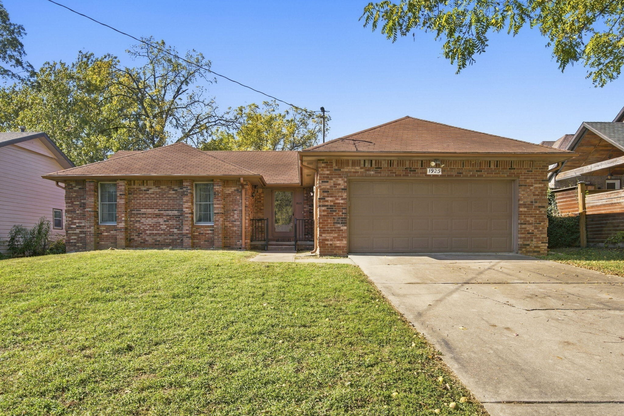 Photo of 1923 S Oak Grove Avenue Springfield MO 65804